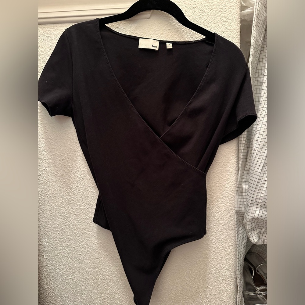 Wilfred Free V neck short sleeve bodysuit in a Medium